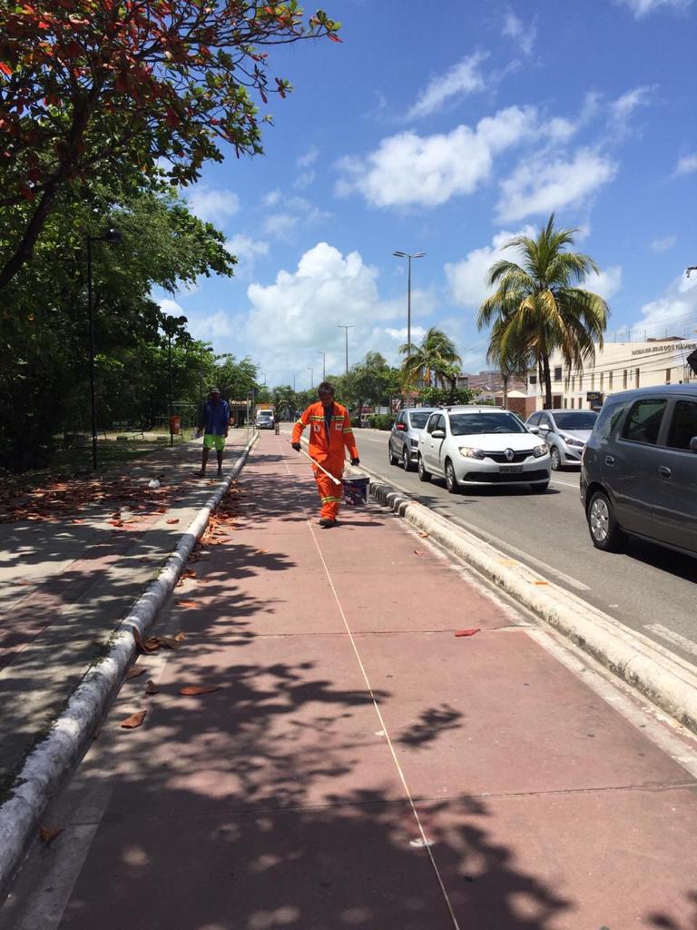 Após concluir recuperação, Prefeitura inicia sinalização da ciclovia da Beira Mar - SMTT Aracaju